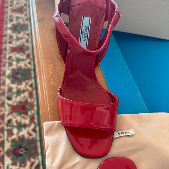 Prada - Picture 4 of 5